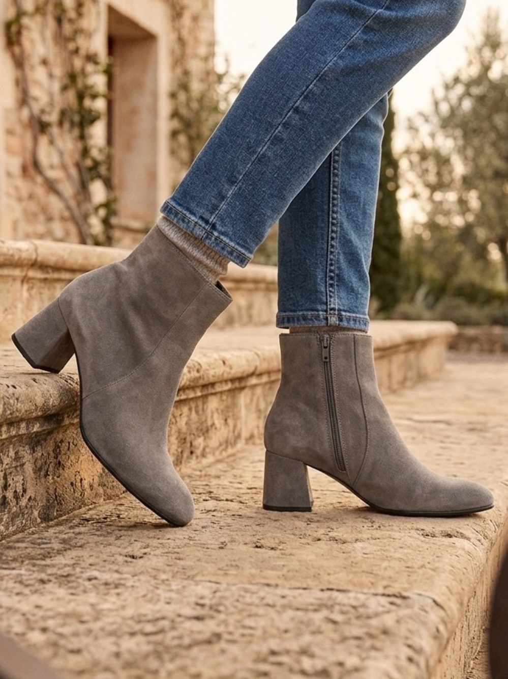 LA CANADIENNE Gray Suede Ankle Boots Block Heel Zip Booties Women’s Size 8